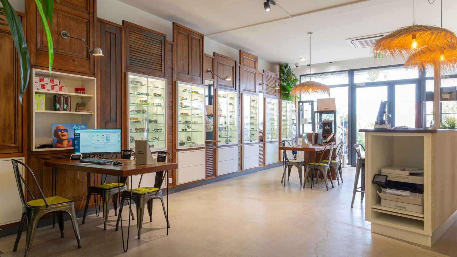 Intérieur du magasin Persepolis Optique à Basse-Terre, mobilier bois et présentoirs de lunettes de vue et de soleil