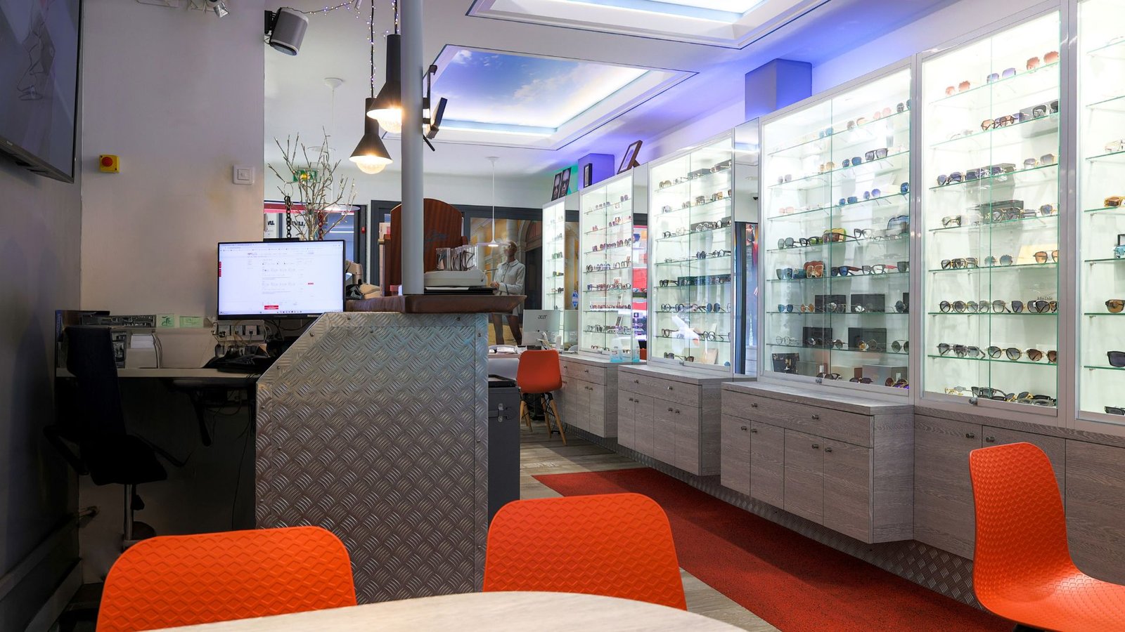 Intérieur moderne du magasin Persepolis Optique à Pointe-à-Pitre avec présentoirs lumineux et mobilier contemporain