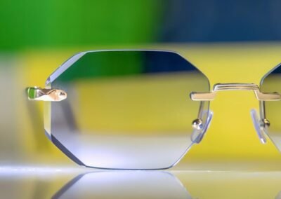 Paire de lunettes sans cerclage réalisée à la main chez Persépolis Opticiens en Guadeloupe