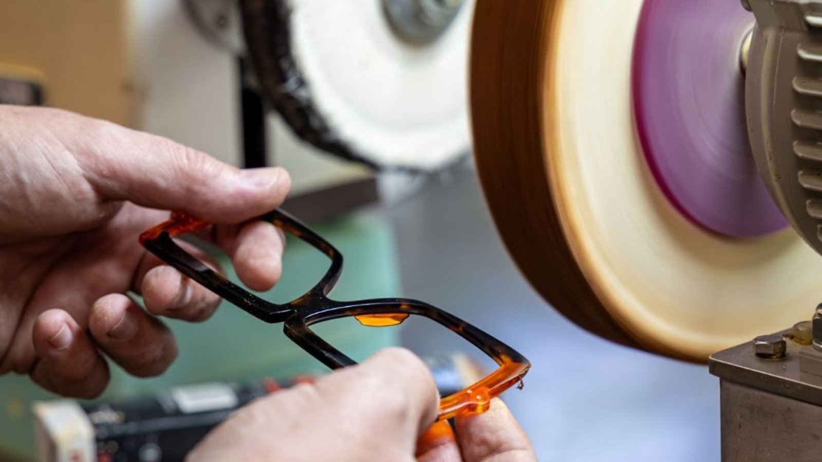 Polissage manuel d’une monture en acétate dans l’atelier Persépolis Opticiens en Guadeloupe