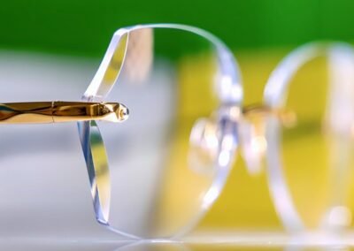 Monture de lunettes haut de gamme sans cerclage, conçue par Persépolis Opticiens en Guadeloupe