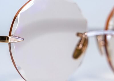 Lunettes artisanales rondes avec monture fine dorée en gros plan